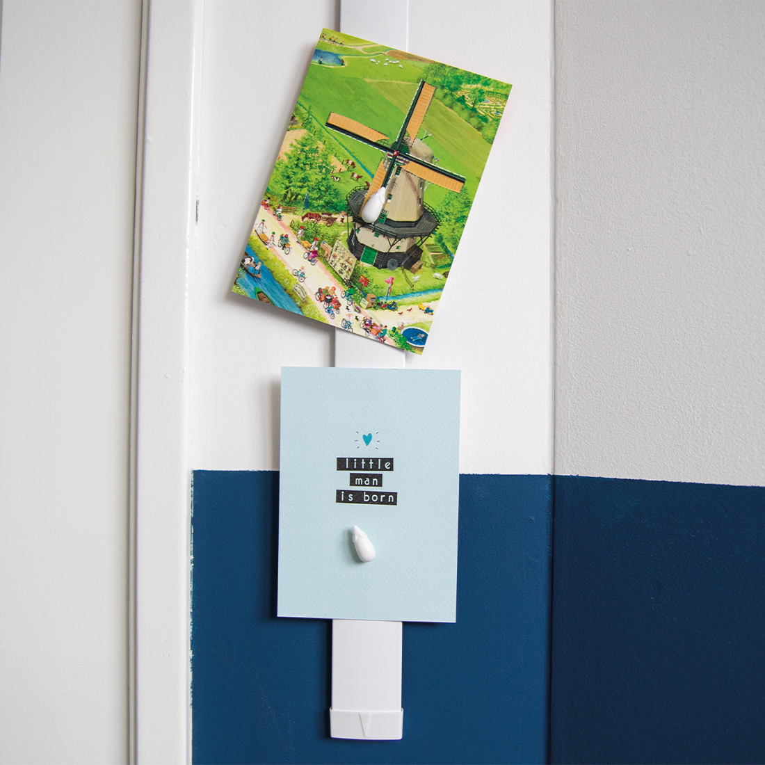 Kaarten in kinderkamer close up