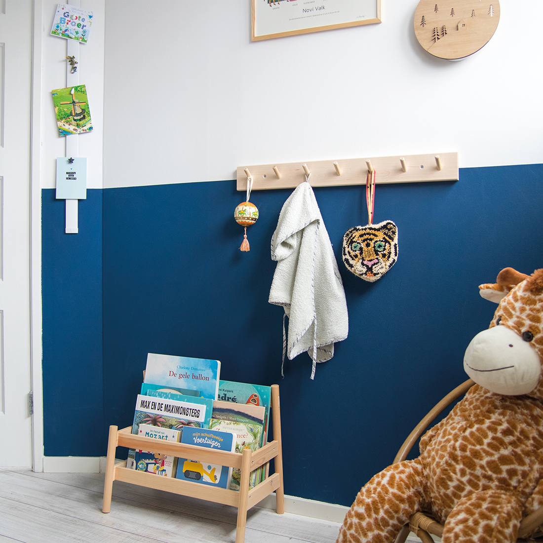 Kinderkamer kaarten aan muur aan Card Rail