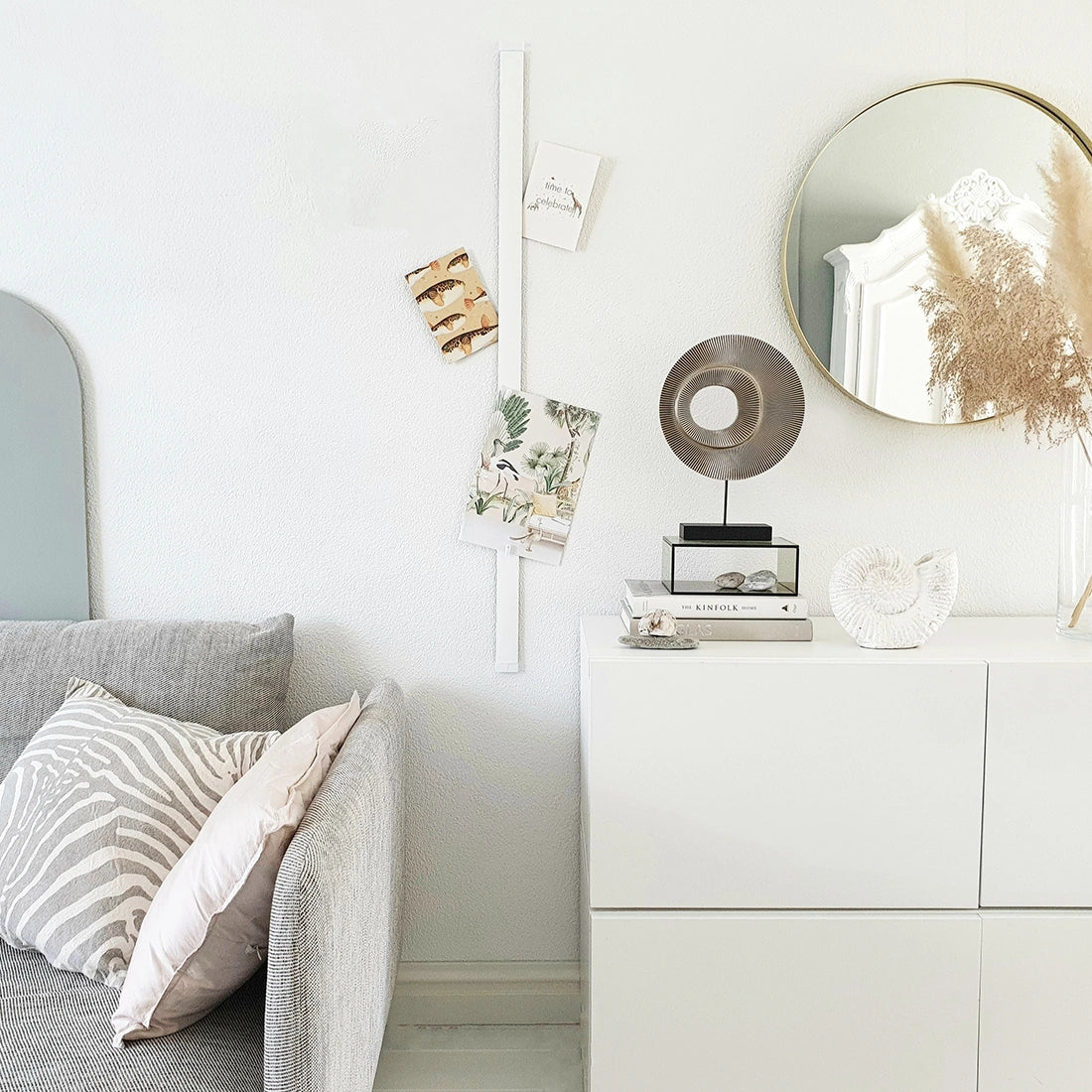 Card Rail in woonkamer grijze bank