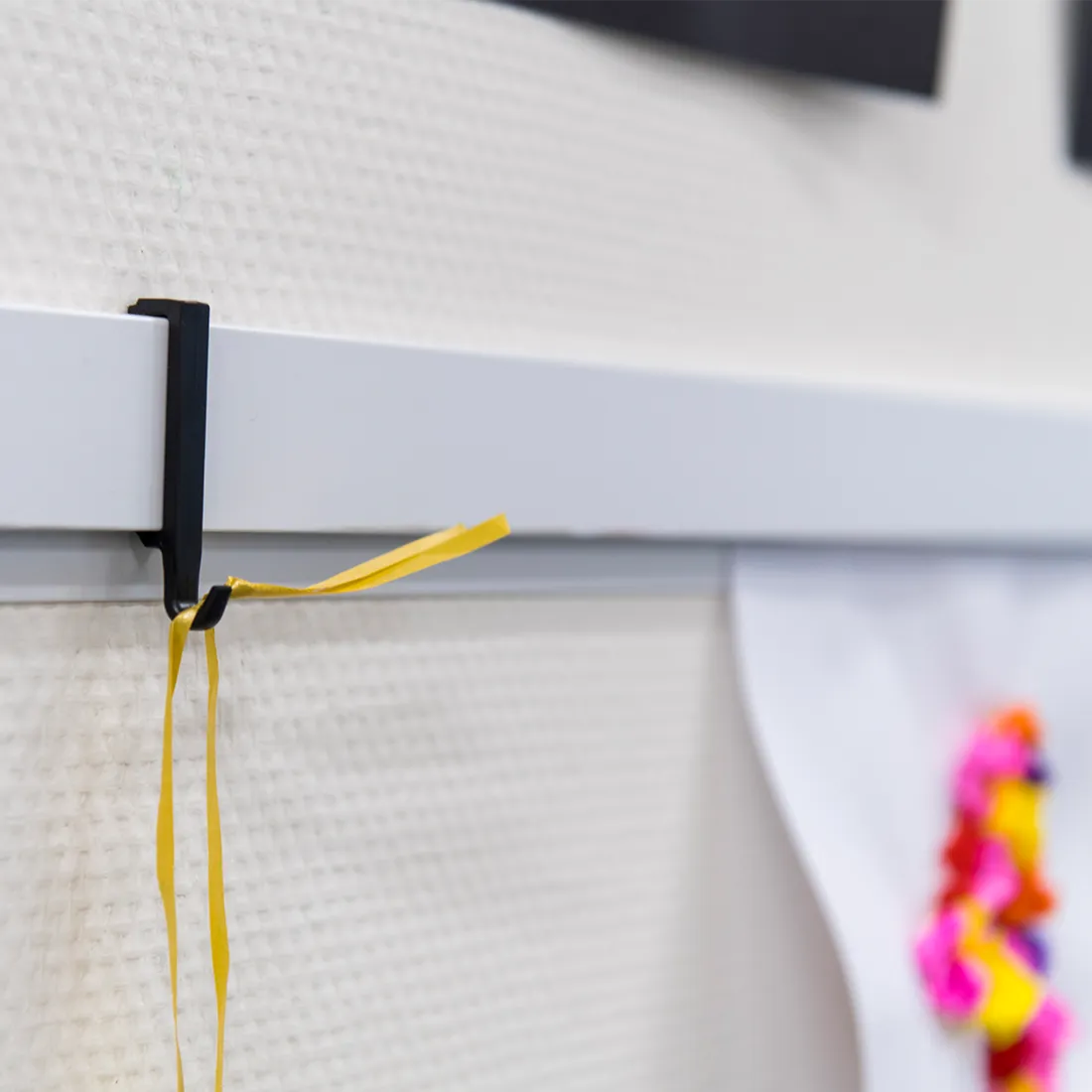 Detail foto Clip Hanger zwart in onderwijs