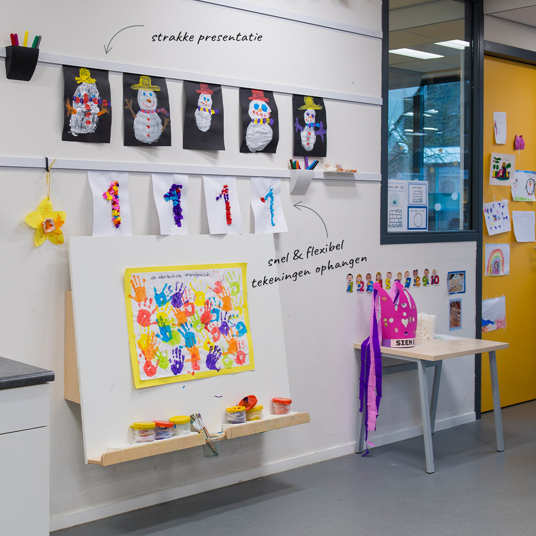 Klaslokaal gevuld met tekeningen en werkjes