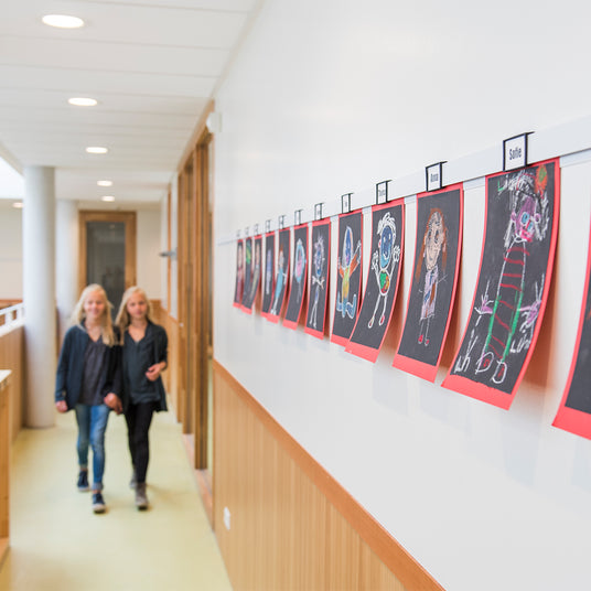 Schoolgang met tekeningen van kinderen