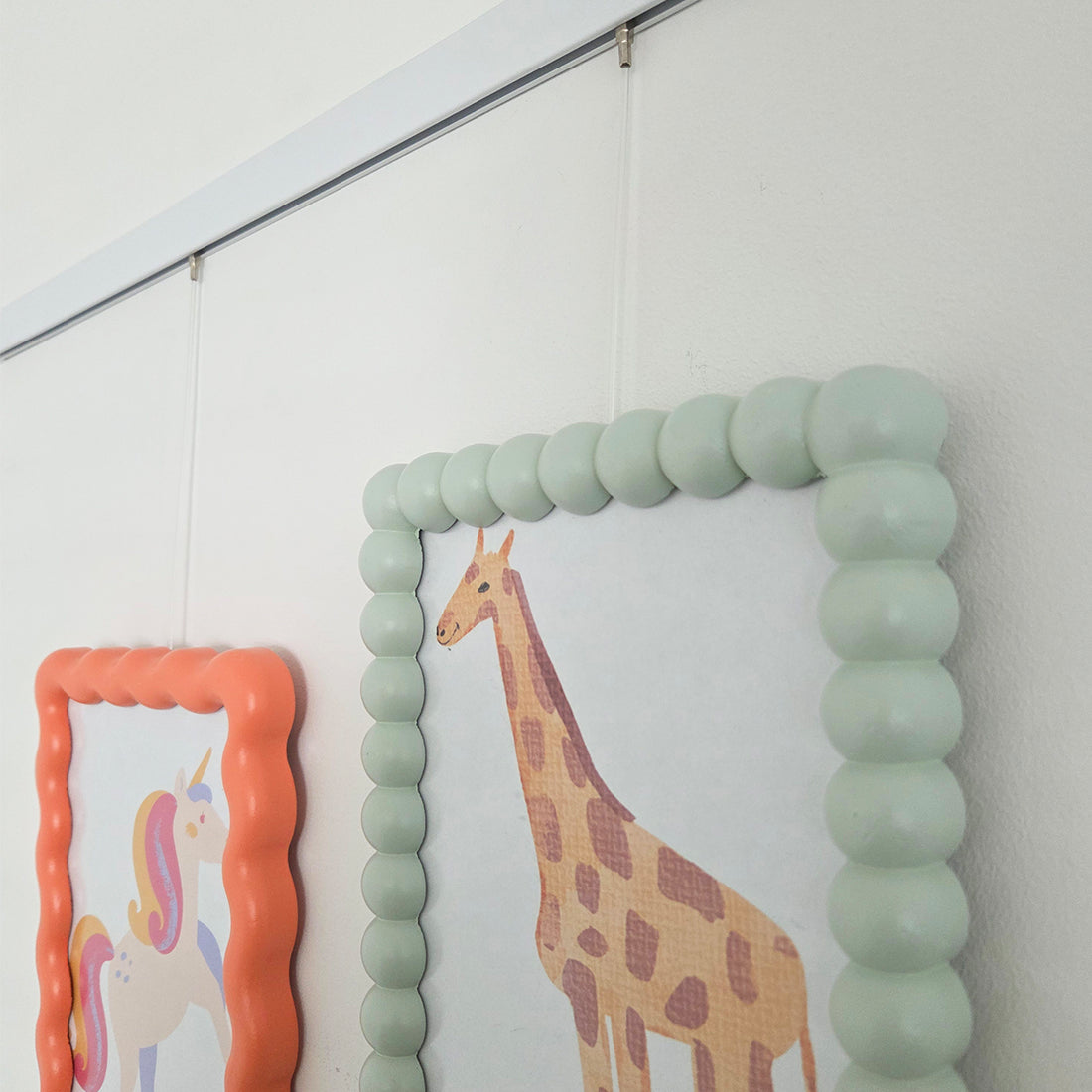 twister in rail met schilderij lijstjes