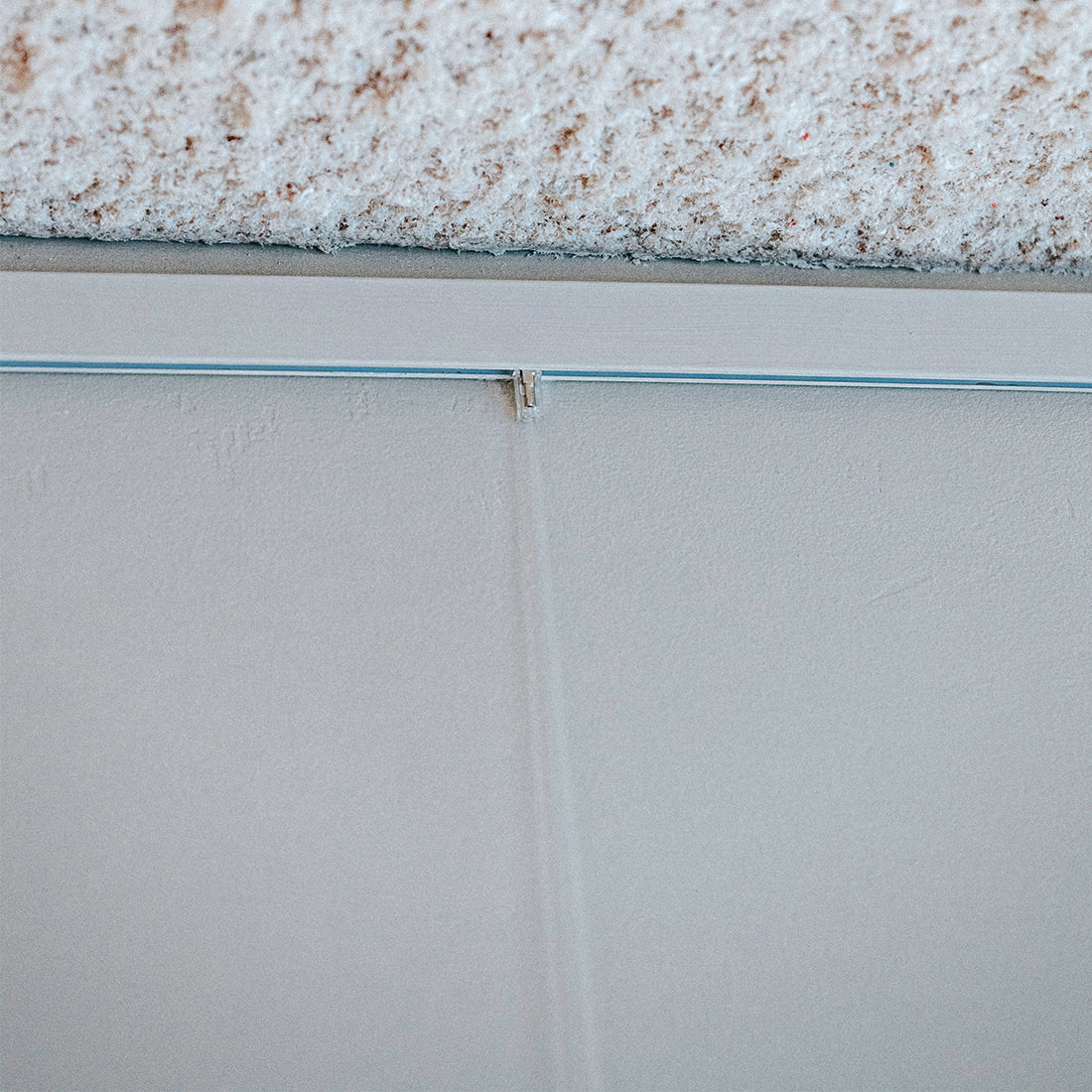 twister cliq2fix ophangdraad in restaurant close/up in rail