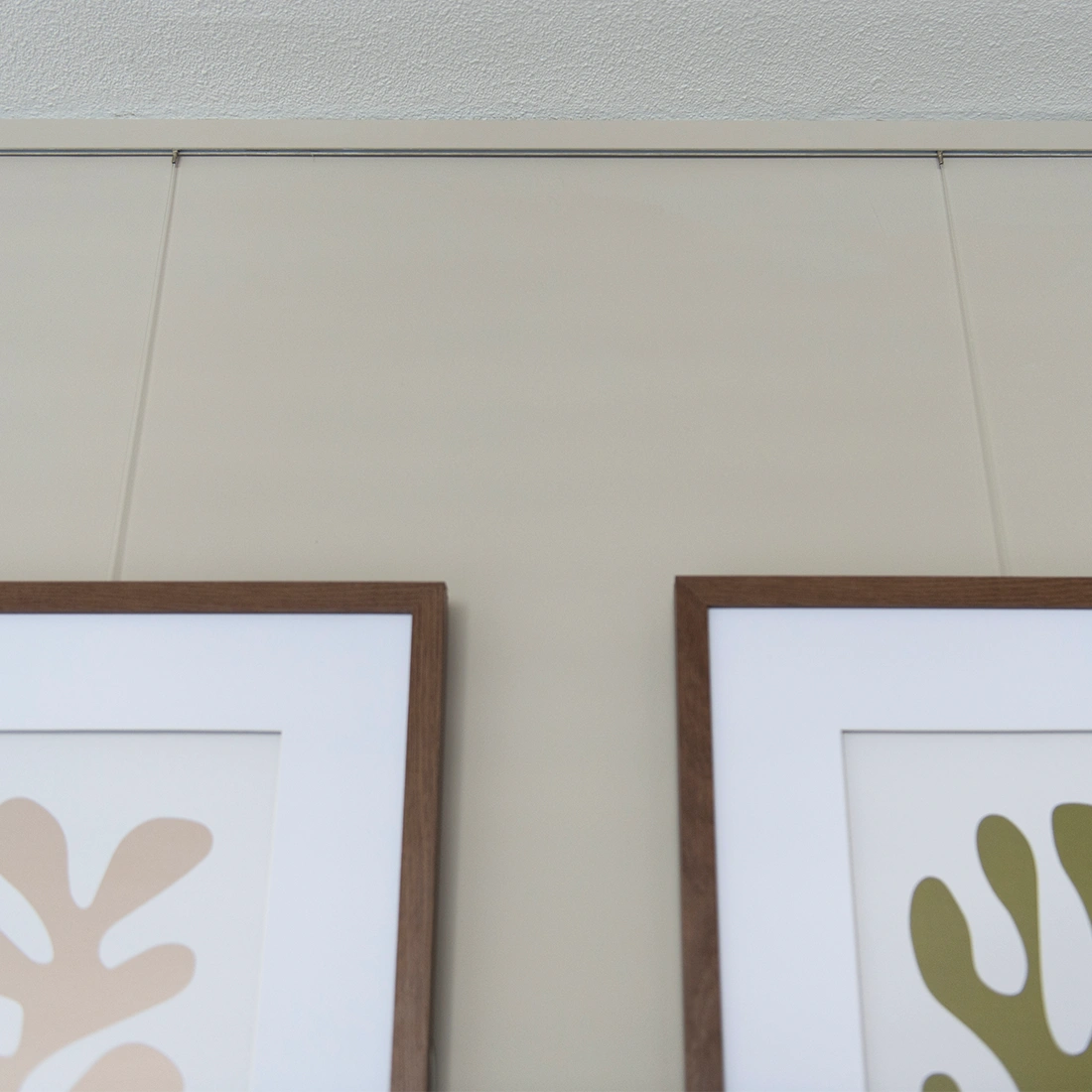 schilderijen aan ophangsysteem met twister ophangdraden