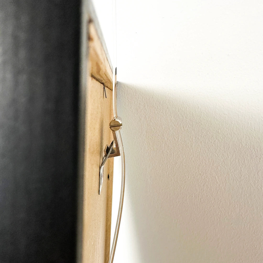 Artiteq Ophanghaak Alu 10 kg zijaanzicht bevestigd aan lijst