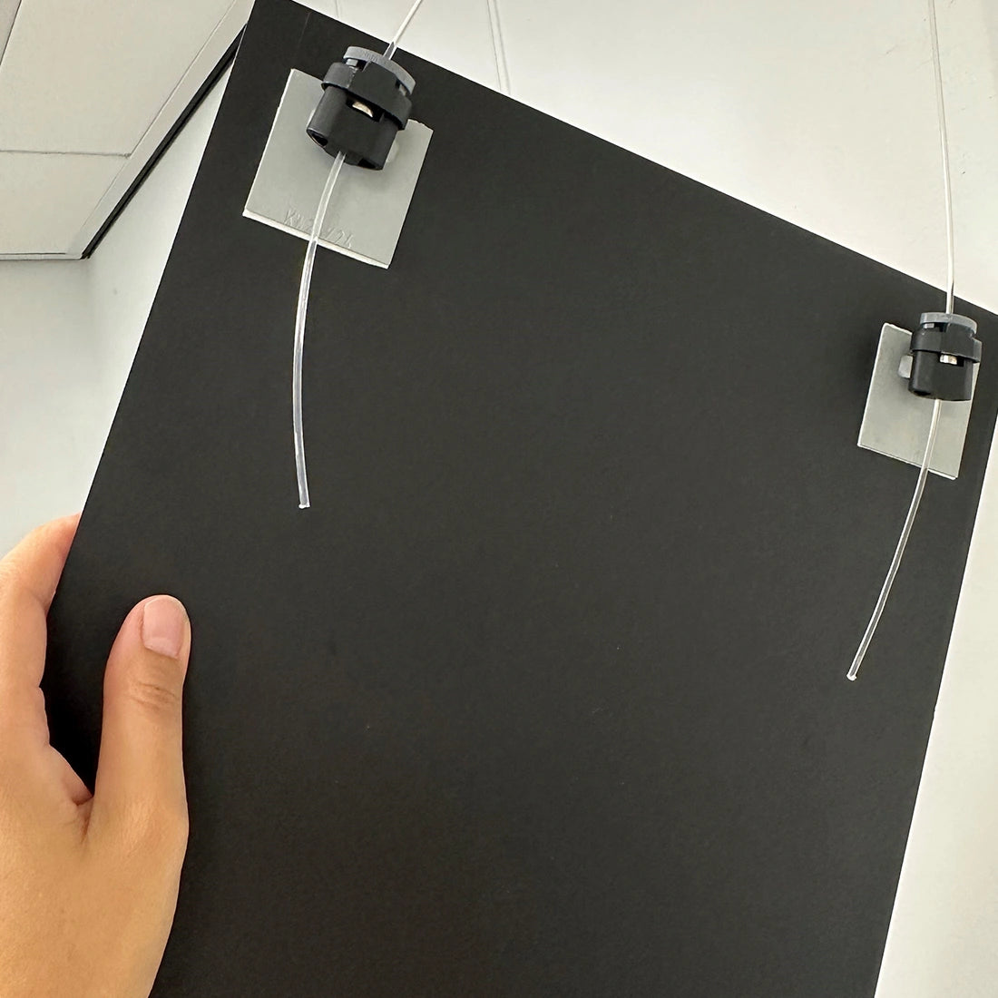 Artiteq Ophanghaak Micro Grip Lock 20 kg aan achterkant paneel