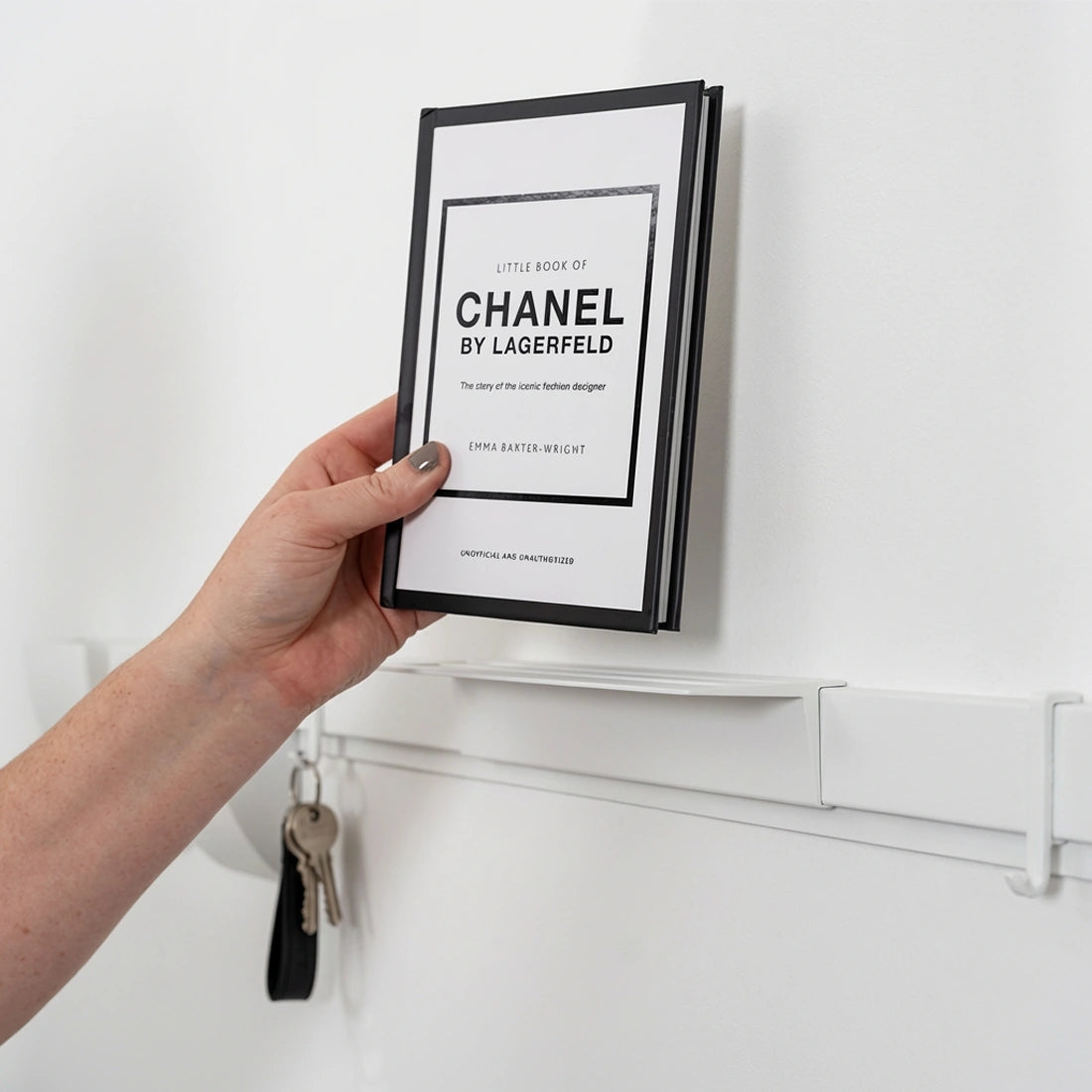 Artiteq Info Rail Variation Set wit boek op plank