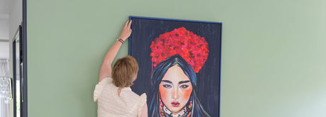 Wanddecoraties ophangen zonder boren? Hiermee kun je dat het beste doen.