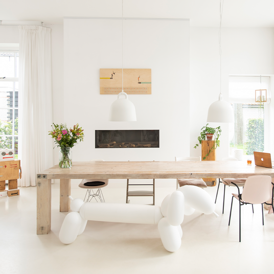 NL houten schilderij aan witte muur 