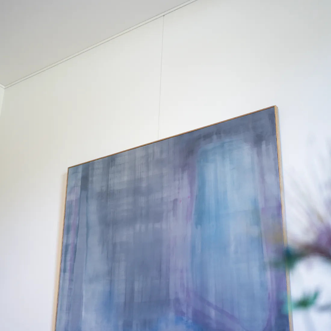 NL Click Rail Pro schilderij ophangsysteem met groot blauw schilderij