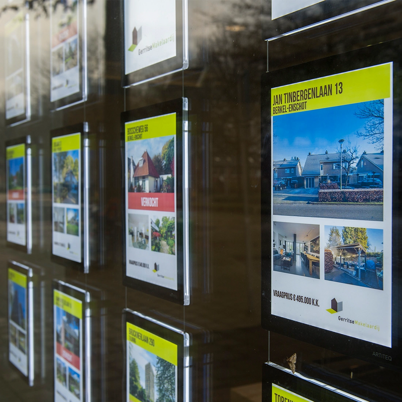 Panelen in etalage verkoop huizen 