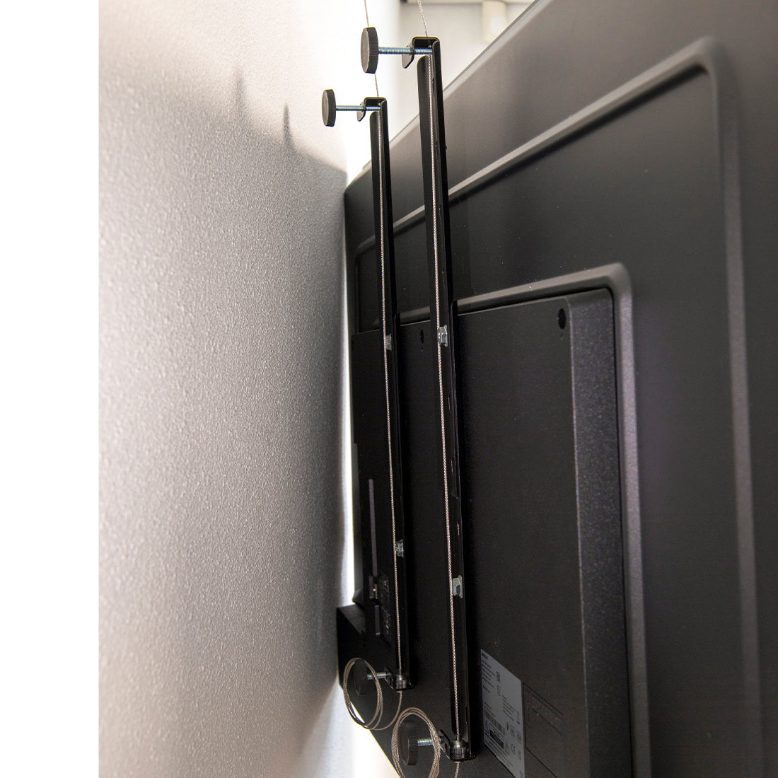 Achterkant TV ophansysteem aan tv en muur