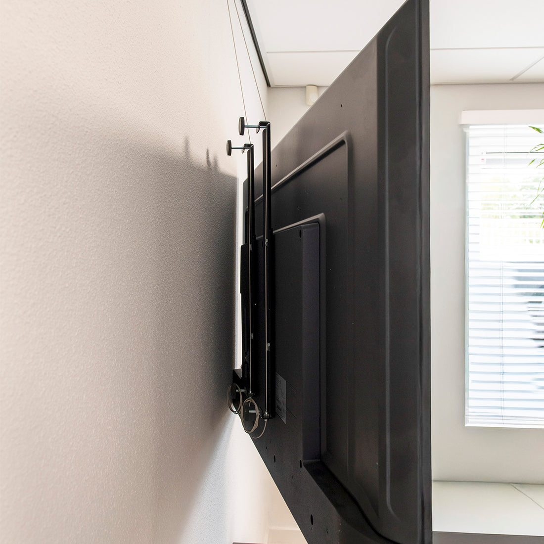 TV ophangsysteem aan muur detailfoto