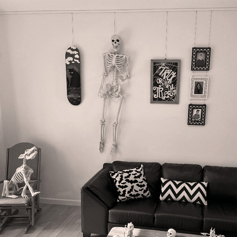 skeletten en halloween decoratie aan muur