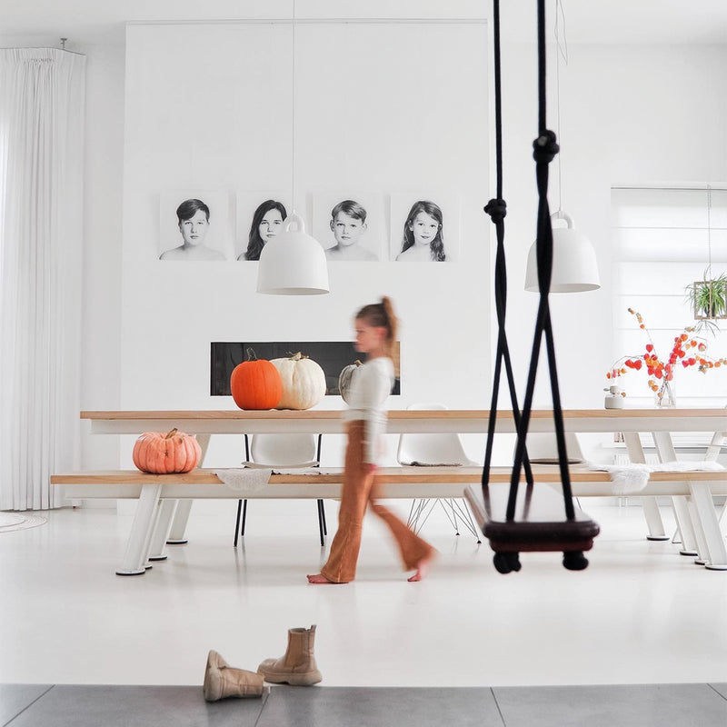 pompoenen op tafel wit interieur met schommel