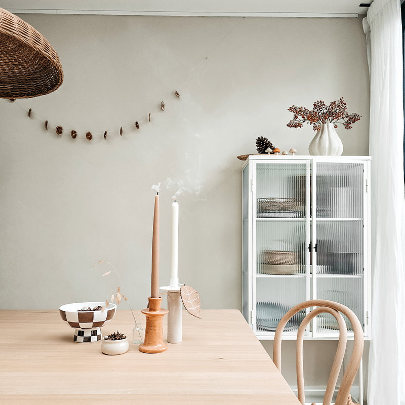 Herfstslinger aan muur hangen