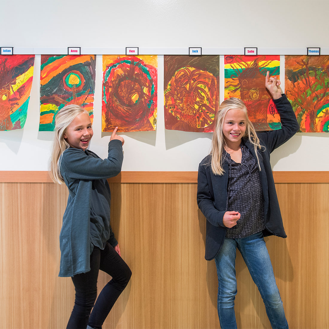 Kinderen laten gemaakte tekeningen zien