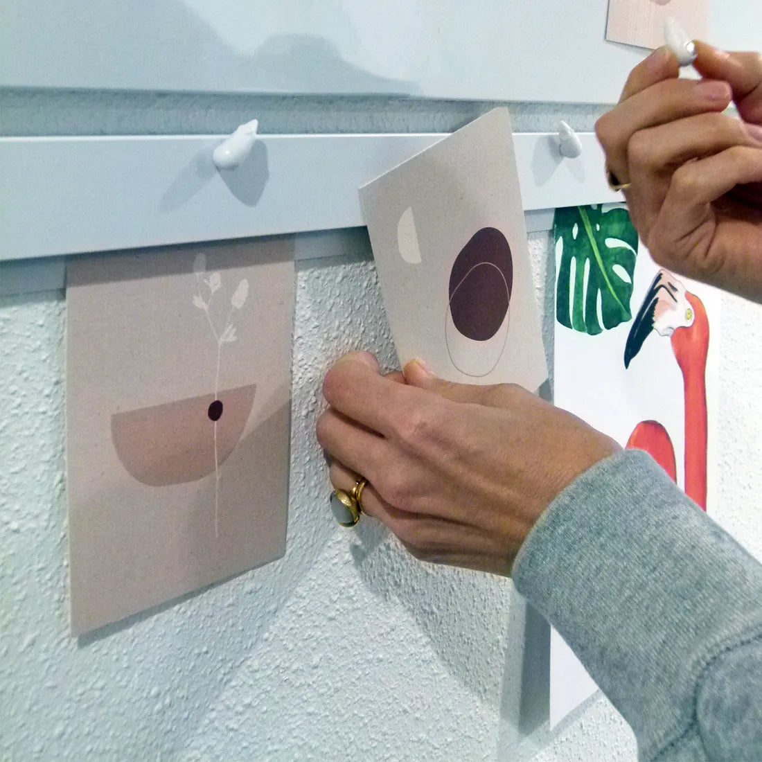 Kaartje ophangen aan Info Rail met magneet muisje