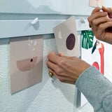 Kaartje ophangen aan Info Rail met magneet muisje