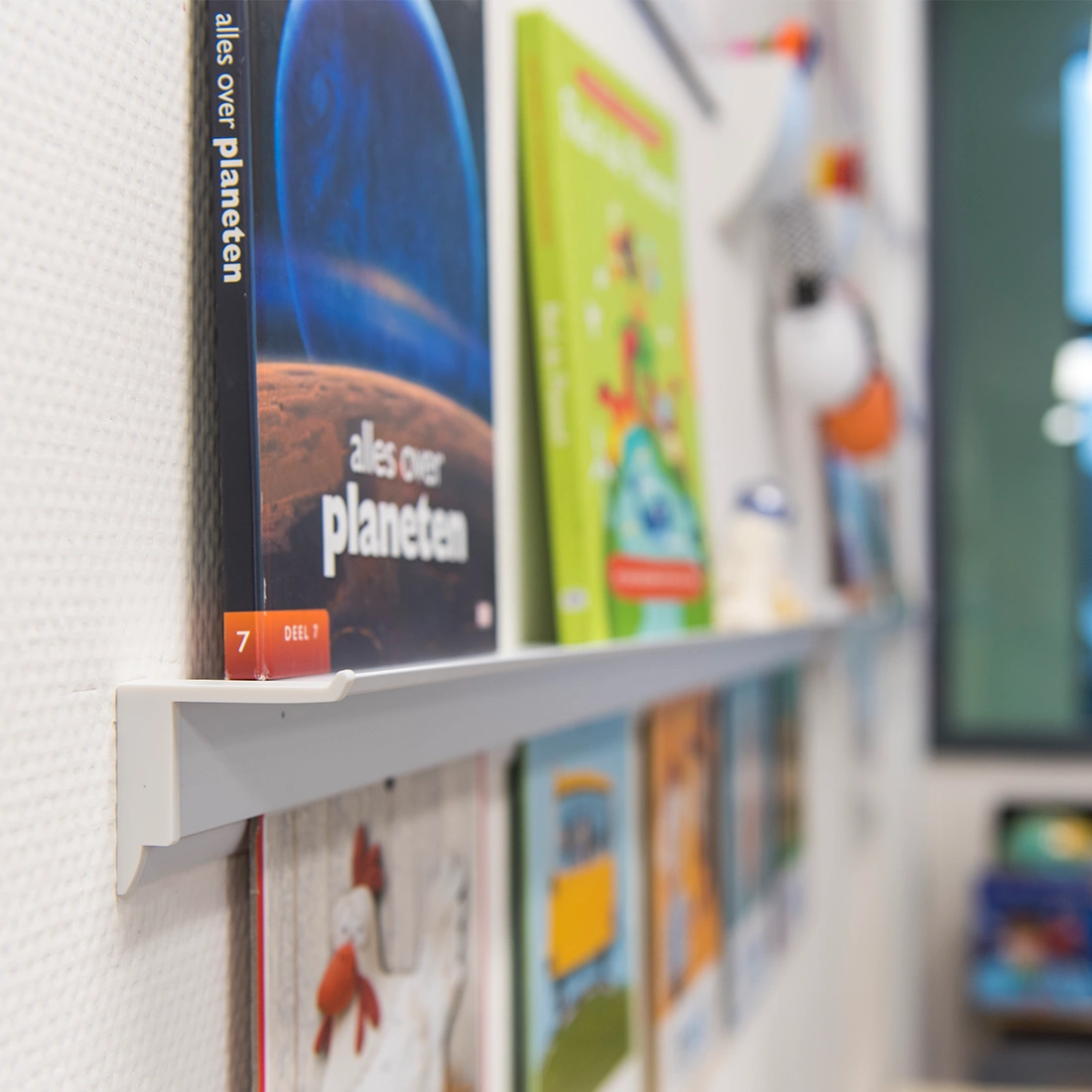 Leerboeken op Info Rail plankje close up