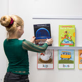 Plaatsen boek door meisje op Info Rail plus