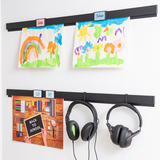 Koptelefoons aan Info Rail aan wand