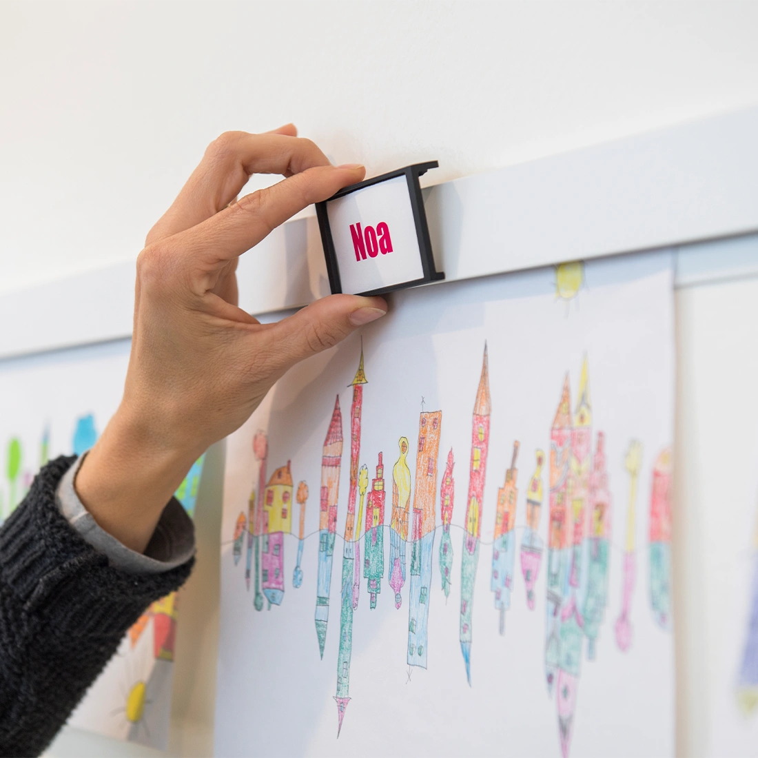 Me clip met naam ophangen bij tekening