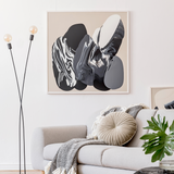 grijze bank met groot schilderij aan muur