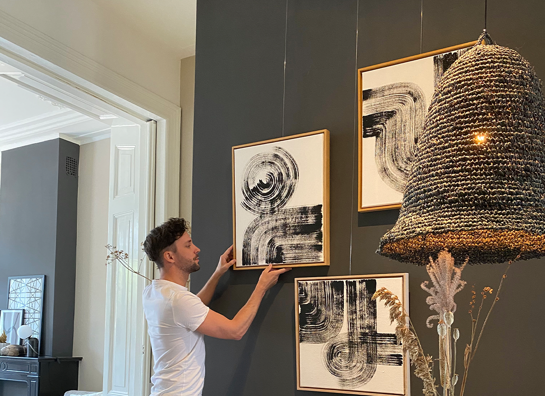 lijsten ophangen aan bruine wand