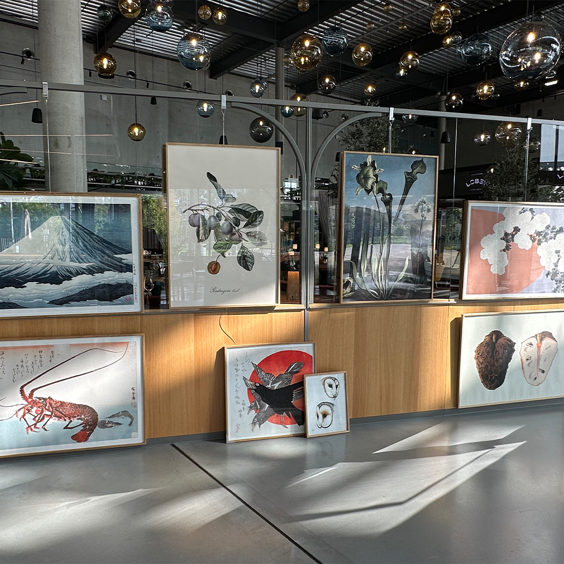 Tijdelijke expositieruimte schilderij aan scheidingswandhaak