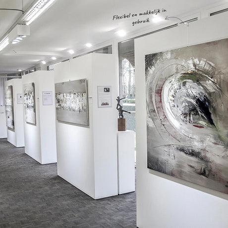 Expositieruimte met schilderijen 