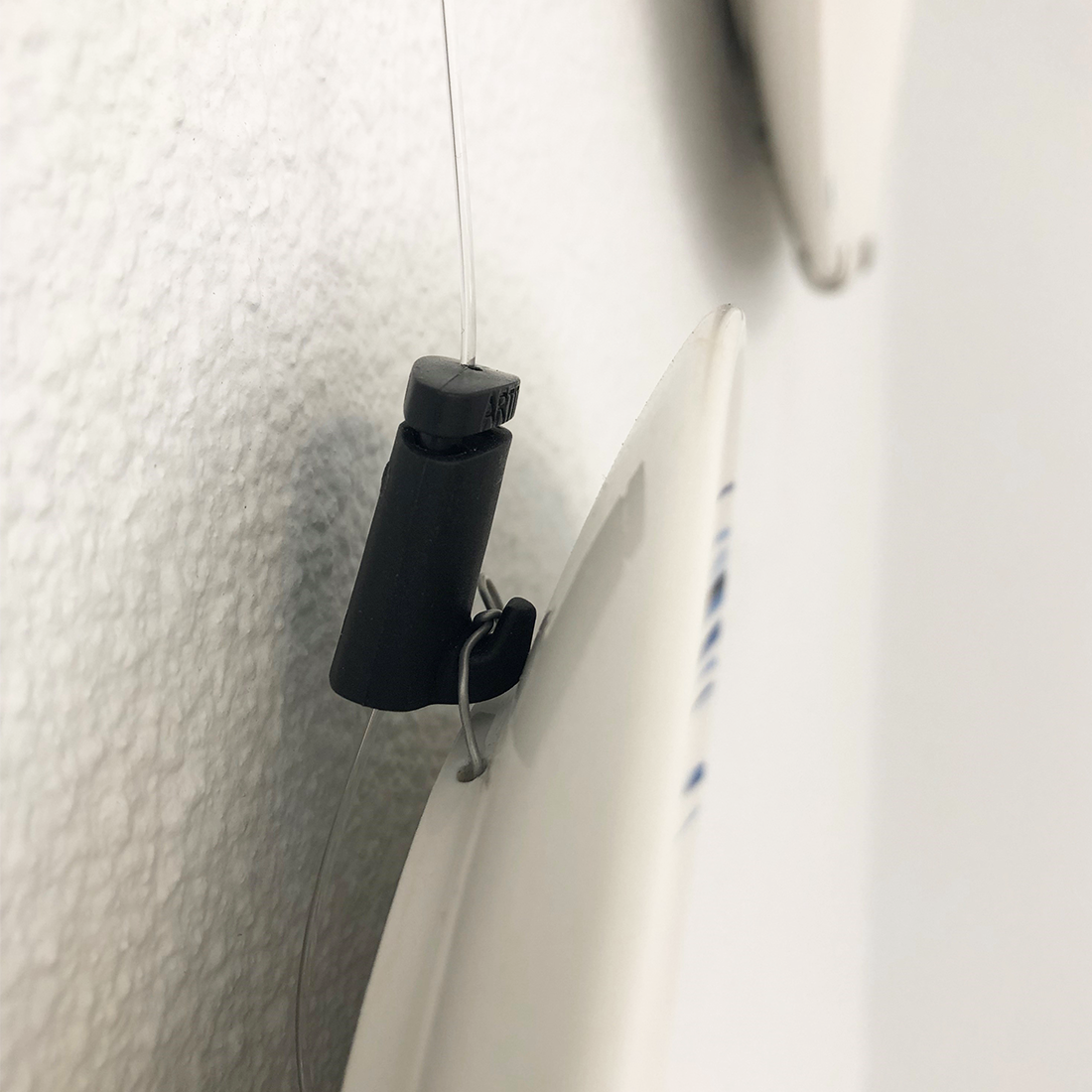 Ophangset gebruikt om sierbord op te hangen