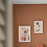 solid slider met schilderijen op bruine muur