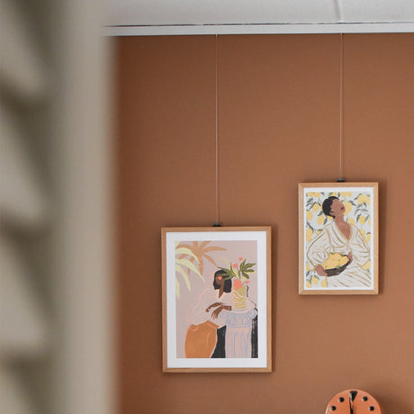 solid slider met schilderijen op bruine muur