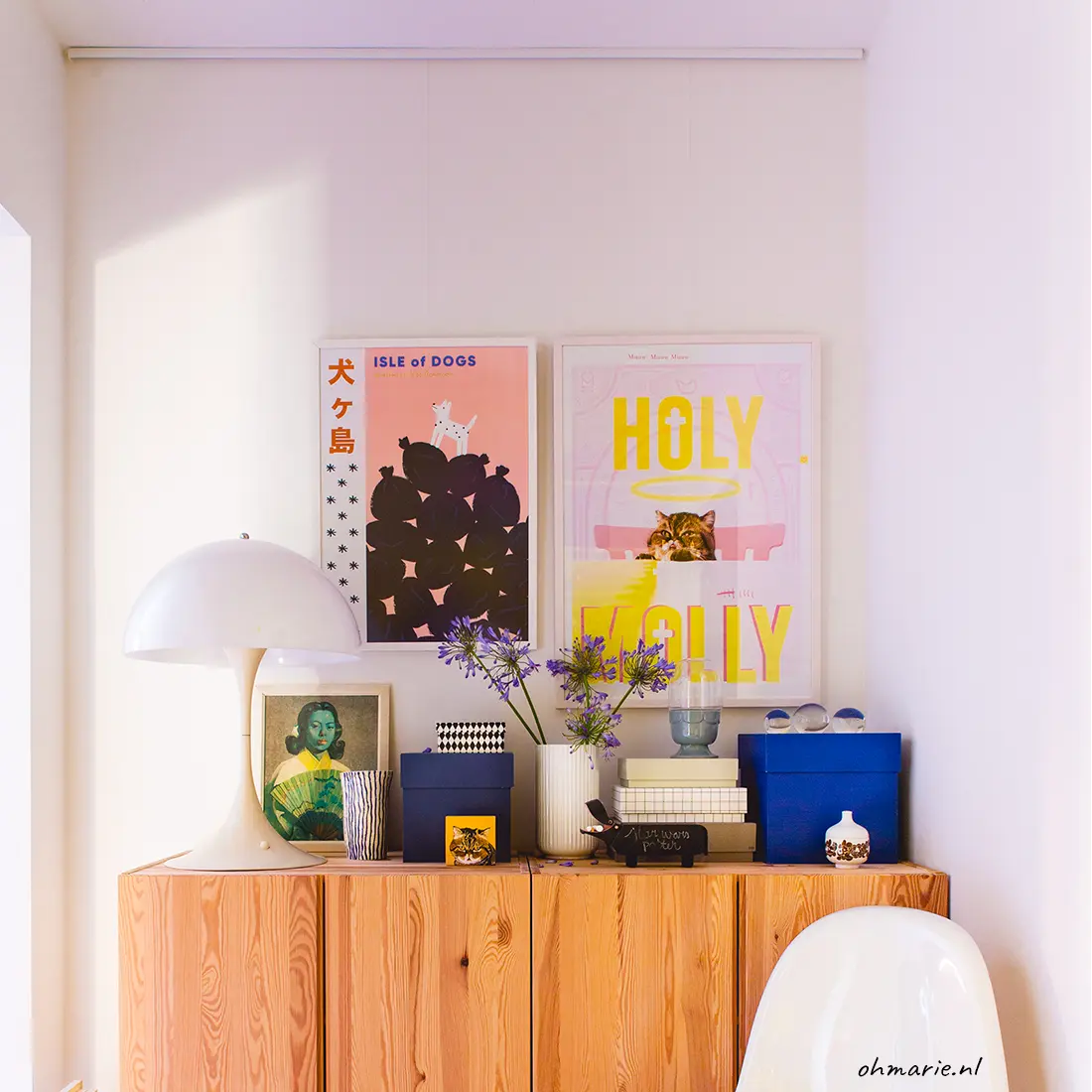 Twee schilderijen kleurrijk aan Up Rail