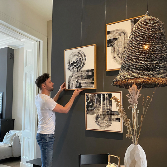 NL bruine wand met houten lijsten aan muur