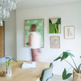 Rail de suspension Click Rail avec cadres verts sur le mur