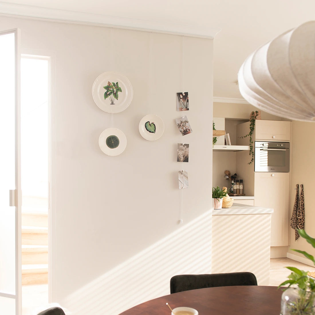 Contour Rail aan muur in eetkamer met sierbordjes en foto's 