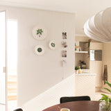 Contour Rail aan muur in eetkamer met sierbordjes en foto's 