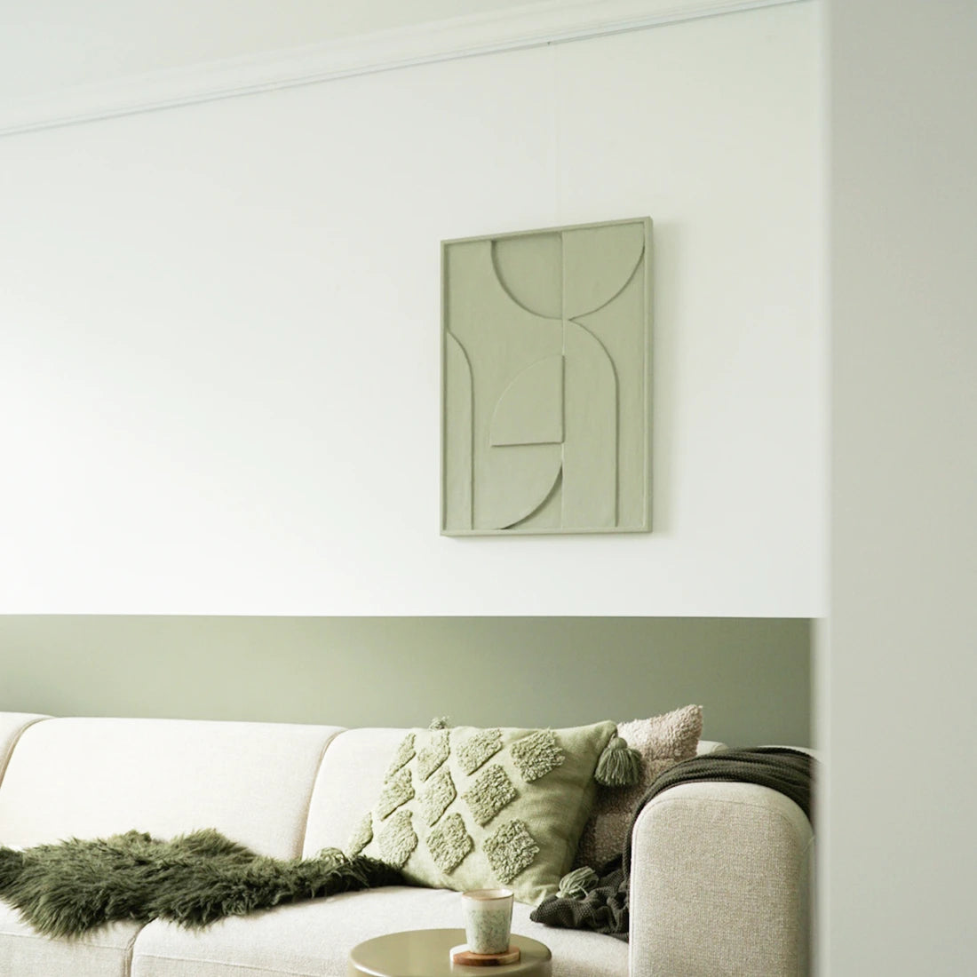 Woonkameromgeving met strak gemonteerde witte contour rail tegen de wand