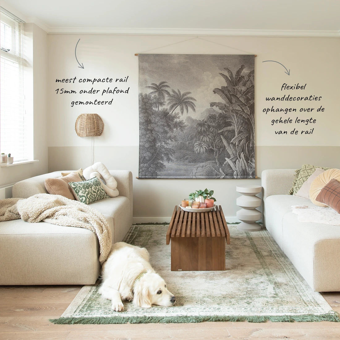 Contour rail wit gemonteerd tegen de muur in woonkamer met wanddoek