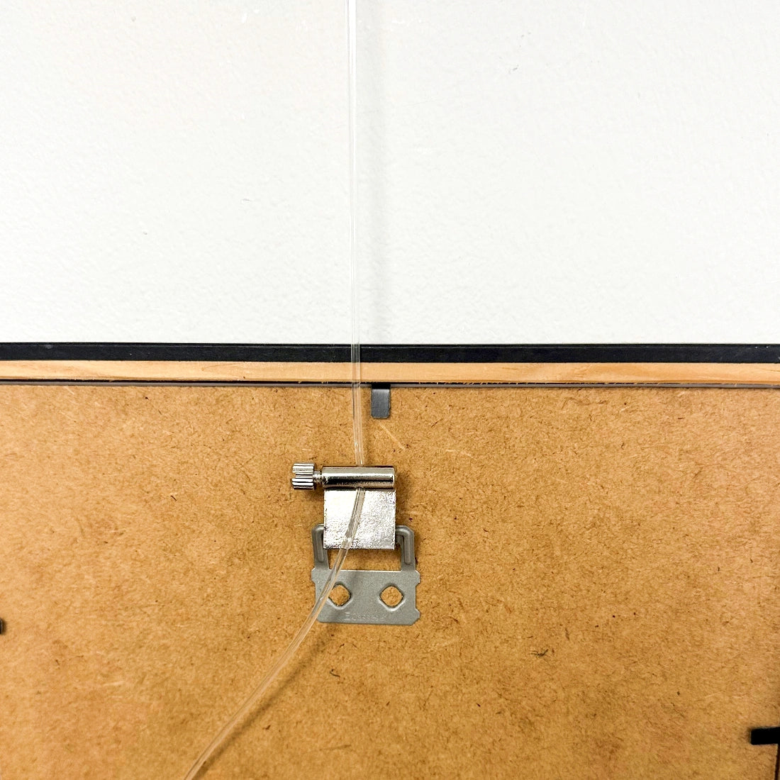 Artiteq Ophanghaak Alu 10 kg bevestigd aan achterkant lijst