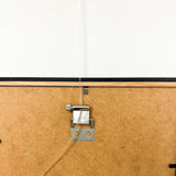 Artiteq Ophanghaak Alu 10 kg bevestigd aan achterkant lijst