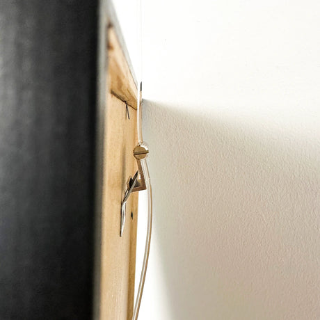 Artiteq Ophanghaak Alu 10 kg zijaanzicht bevestigd aan lijst