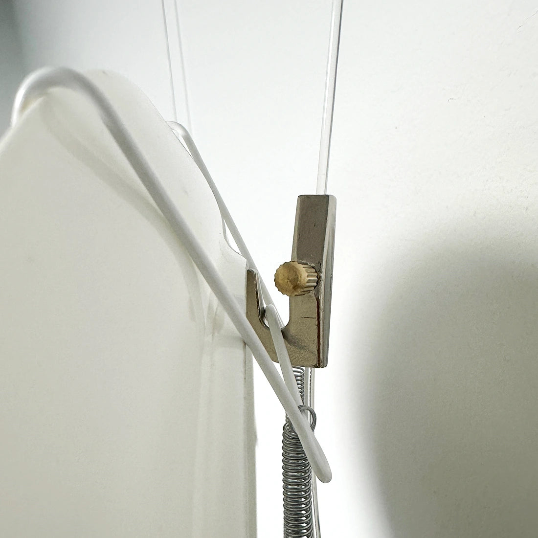 Artiteq Ophanghaak zwaar messing 7 kg zijaanzicht sierbord