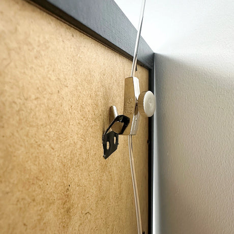 Artiteq Ophanghaak zwaar 7 kg bevestigd aan achterkant lijst