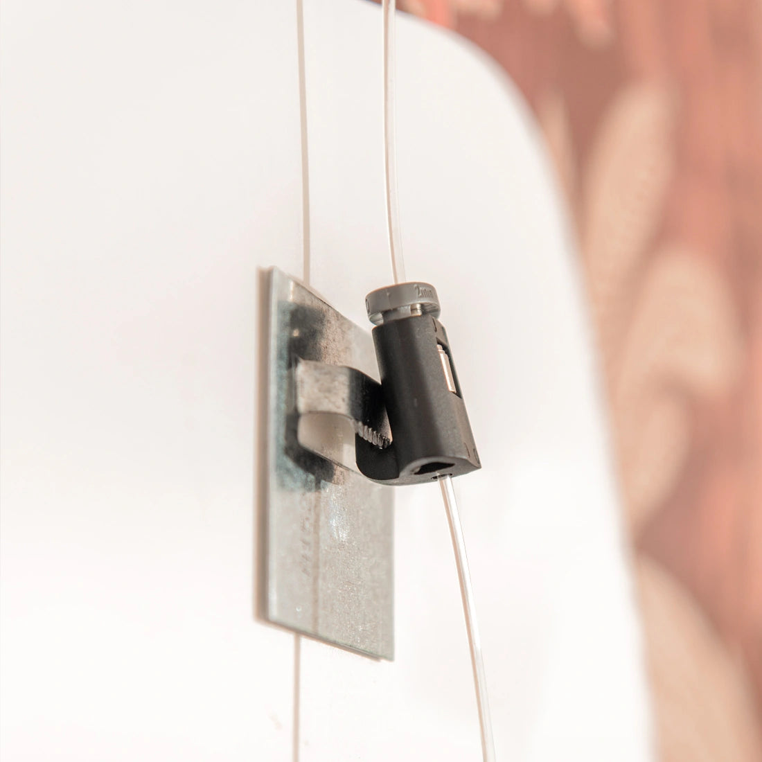 Artiteq Ophanghaak Micro Grip 20 kg bevestigd aan dibondhanger paneel