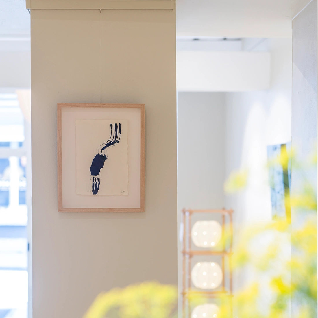 Artiteq Ophanghaak Micro Grip 20 kg houten lijst opgehangen