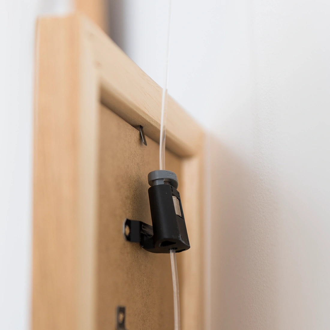 Artiteq Ophanghaak Micro Grip 20 kg bevestigd aan achterkant lijst